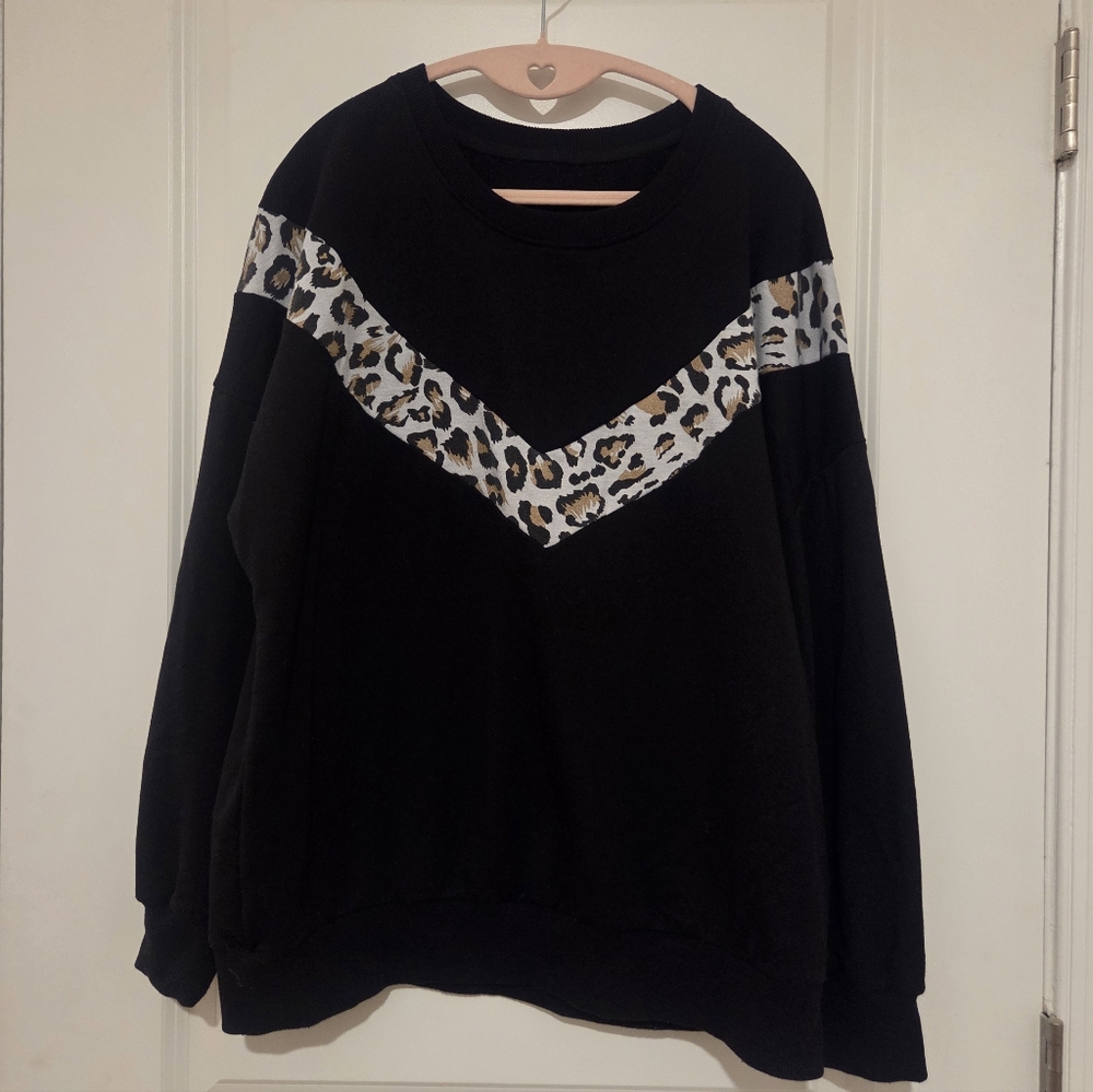 Boutique Crewneck Leopard V Sweatshirt